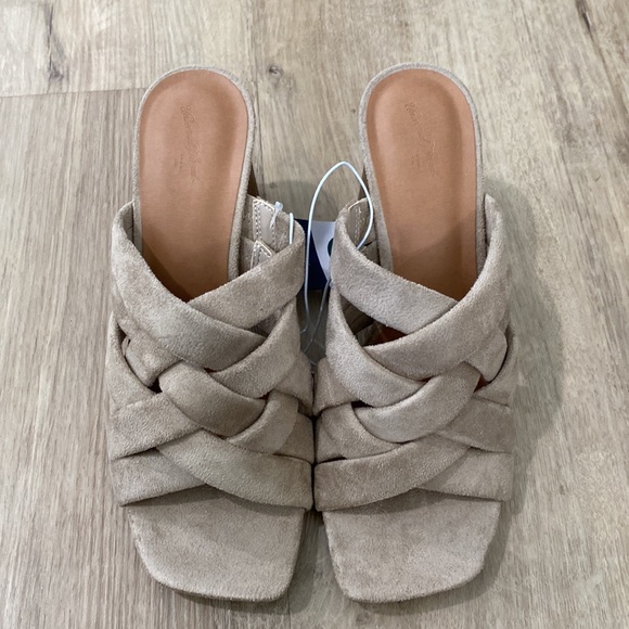 NEW Women’s Universal Thread Andy Mule Heels - Picture 2 of 3